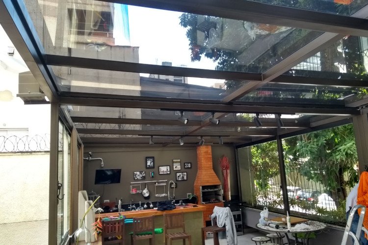 Cobertura retrátil BH Glass em estrutura metálica