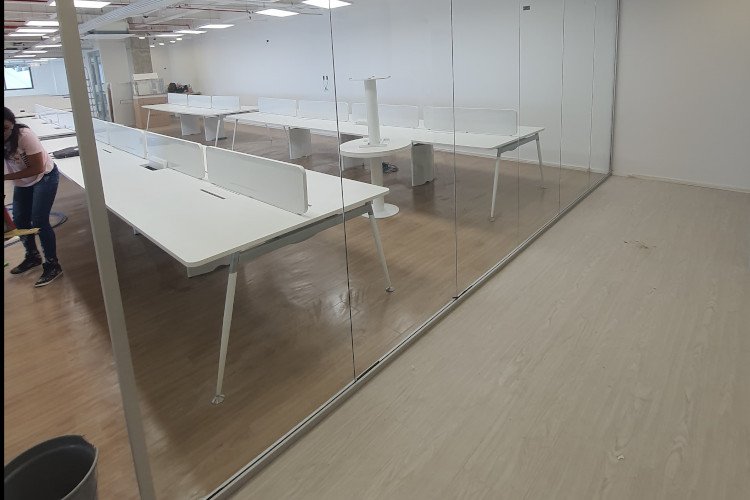 Ambiente corporativo com divisória de vidro BH Glass
