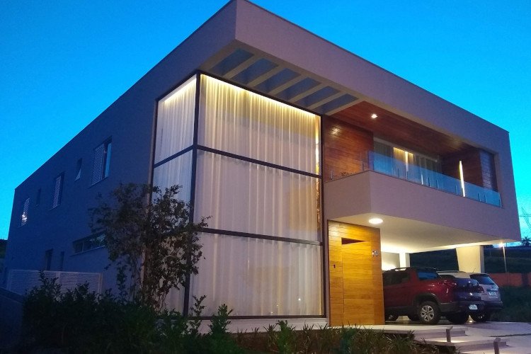 Fachada de vidro residencial com vista panorâmica