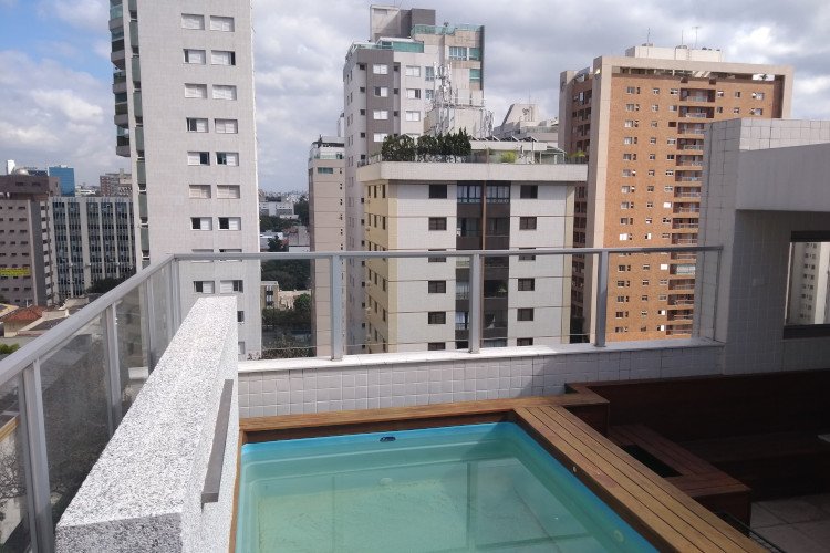 Guarda‑corpo de vidro instalado pela BH Glass
