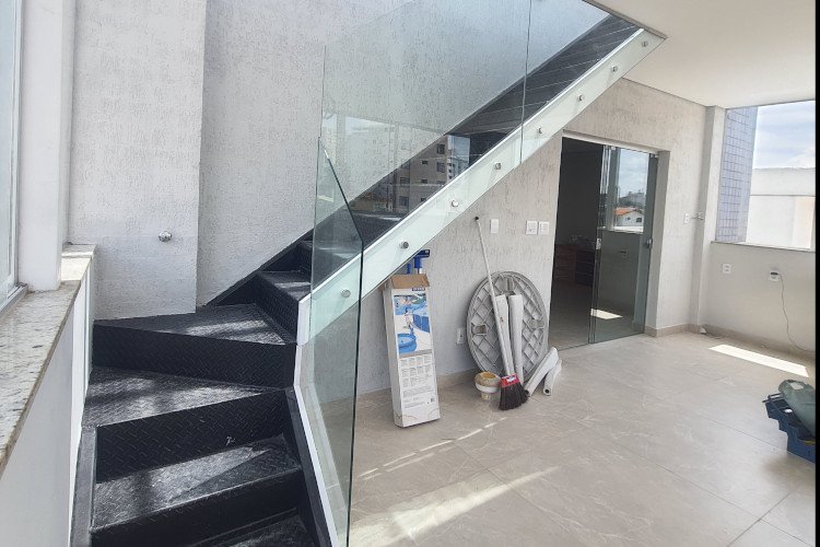 Guarda‑corpo de vidro em escada interna
