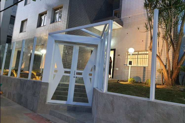 Modelo de muro de vidro com estrutura metálica