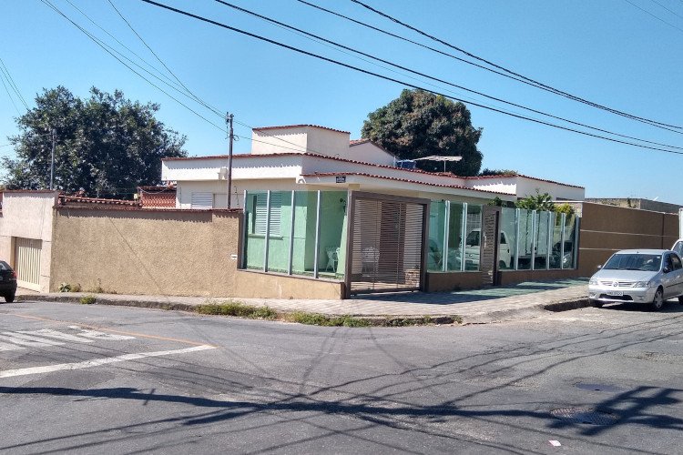 Fachada com muro de vidro instalado pela BH Glass