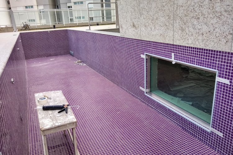 Ambiente valorizado com visor de vidro em piscina